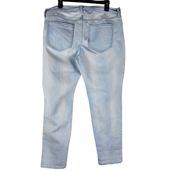 Old Navy Boyfriend Light Wash Distressed Stretch Jeans Women's Size 14 - Picture 3 of 15